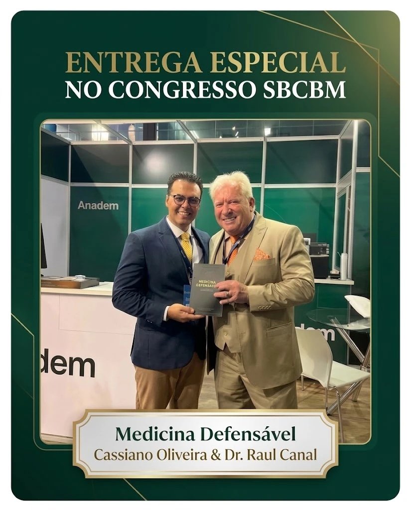 Cassiano Oliveira entrega o livro Medicina Defensável ao Dr. Raul Canal, presidente da ANADEM, no 26º Congresso da SBCBM, em Belo Horizonte